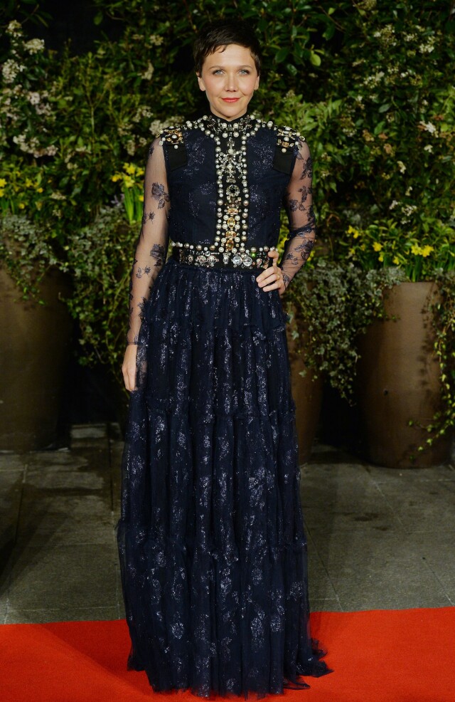OVERVELDENDE: Maggie Gyllenhaal var nesten ikke synlig i denne overdådige juvelbesatte kjolen fra Lanvin. Foto: REX/Ray Tang/All Over Press OVERVELDENDE: Maggie Gyllenhaal var nesten ikke synlig i denne overdådige juvelbesatte kjolen fra Lanvin. Foto: REX/Ray Tang/All Over Press